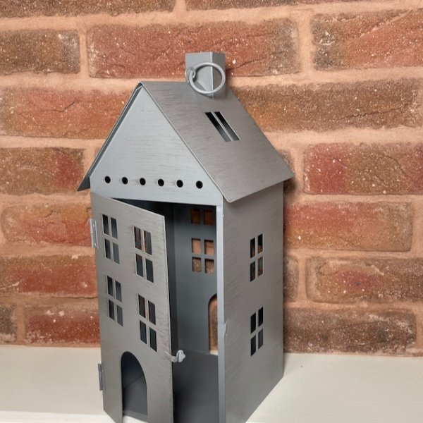 Metall Laterne 'Haus', mit geöffneter Tür
